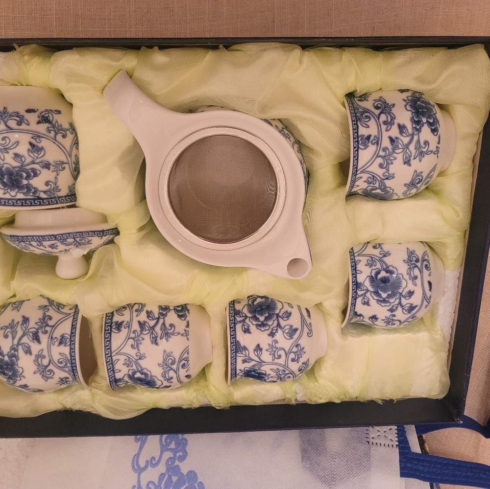 BEAUTIFUL BLUE N WHITE Asian Tea Set. PERFECT CHRISTMAS HOSTESS GIFT!